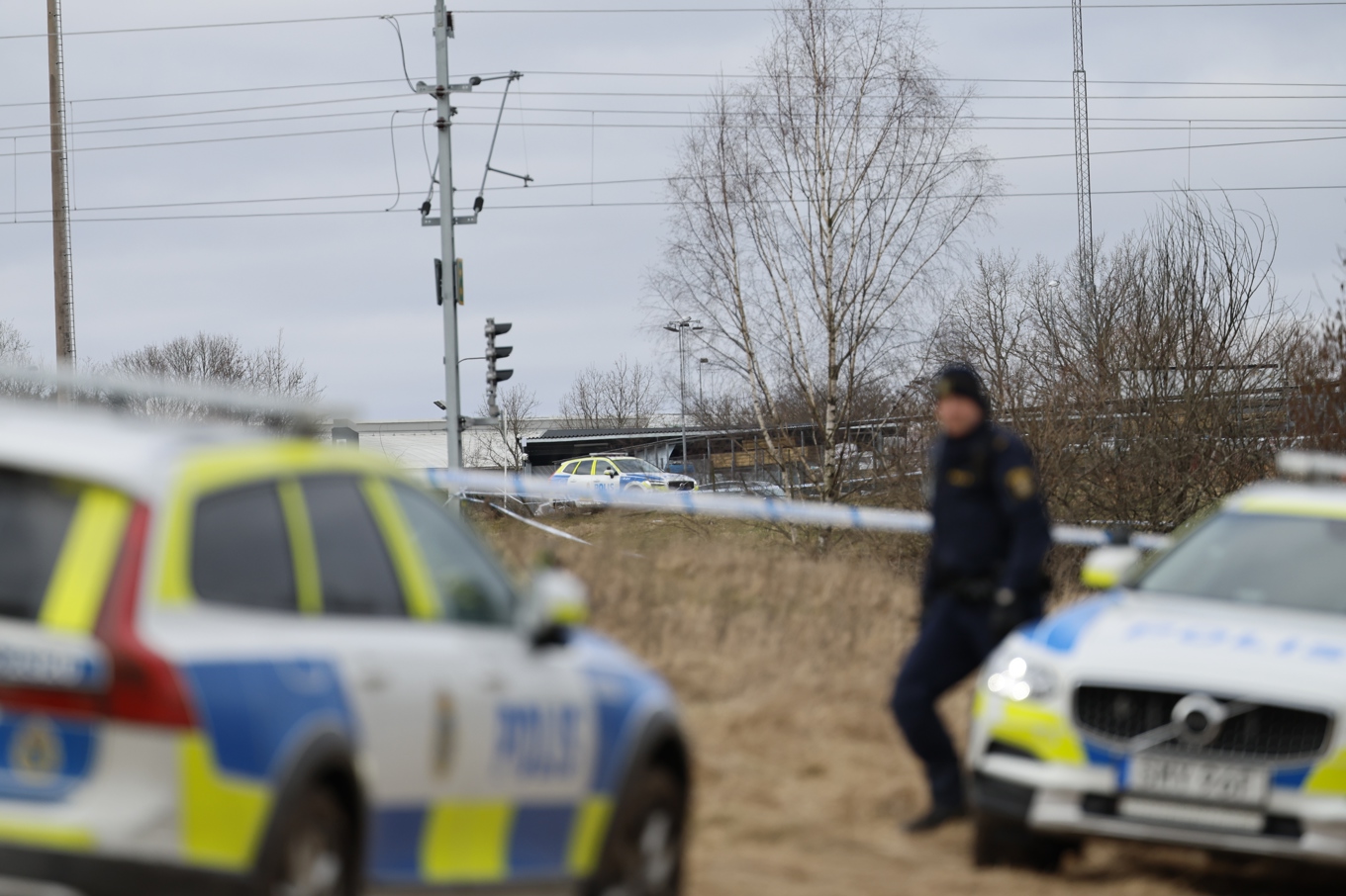 Avspärrningar och polis vid platsen där en 17-årig flicka hittades död på måndagskvällen. Bild från tisdagen. Foto: Adam Ihse/TT
