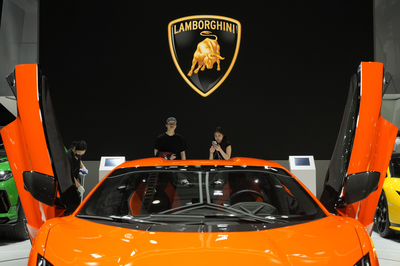 En Lamborghinimodell i anslutning till bilmässan i Shanghai förra året. Arkivbild. Foto: Ng Han Guan/AP/TT