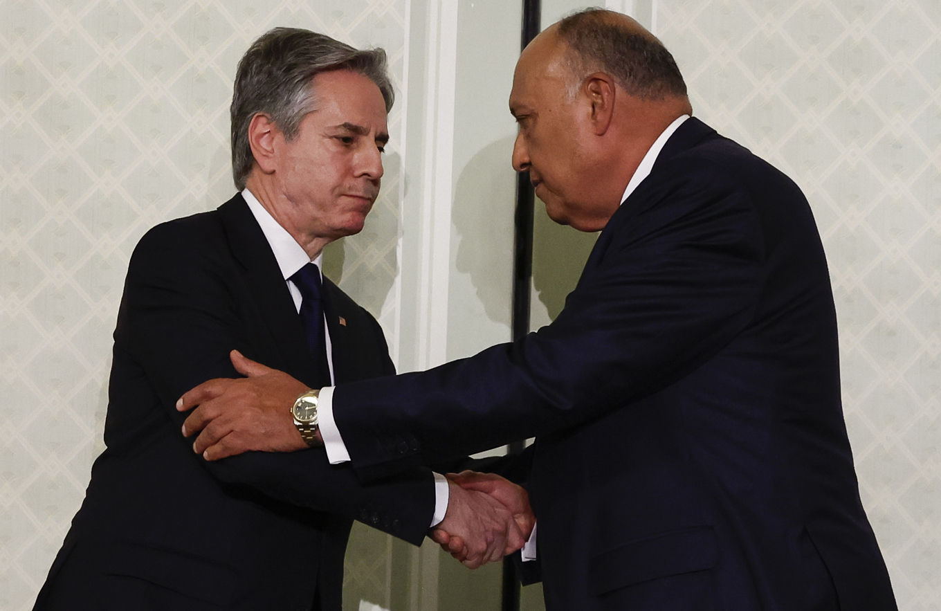 USA:s utrikesminister Antony Blinken (till vänster) i ett möte under torsdagen med Egyptens utrikesminister Sameh Shoukry i Kairo. Foto: Evelyn Hockstein/Pool via AP/TT