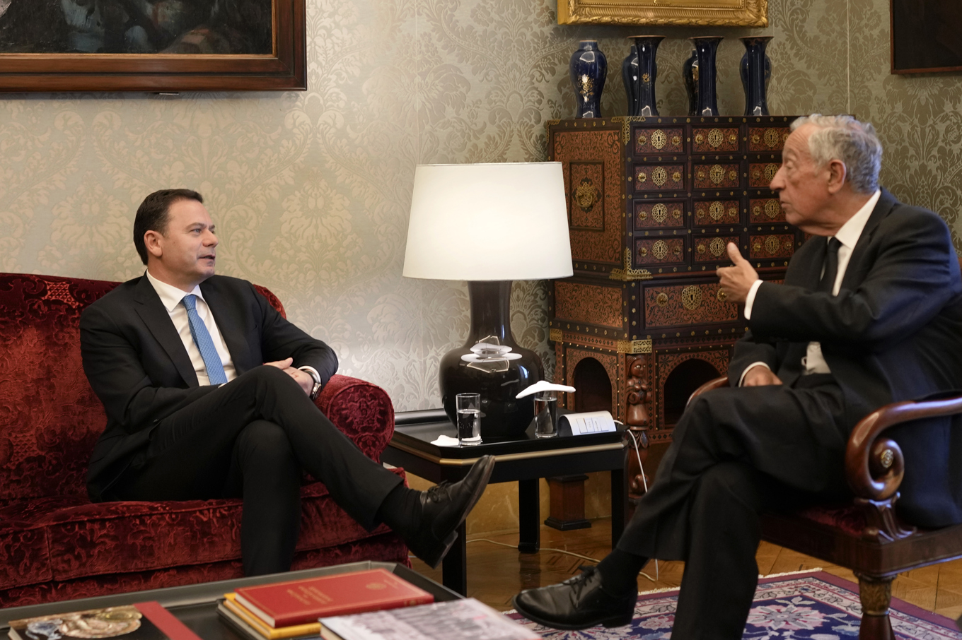 Portugals nye premiärminister Luís Montenegro och landets president Marcelo Rebelo de Sousa under onsdagskvällens möte. Foto: Armando Franca/AP/TT