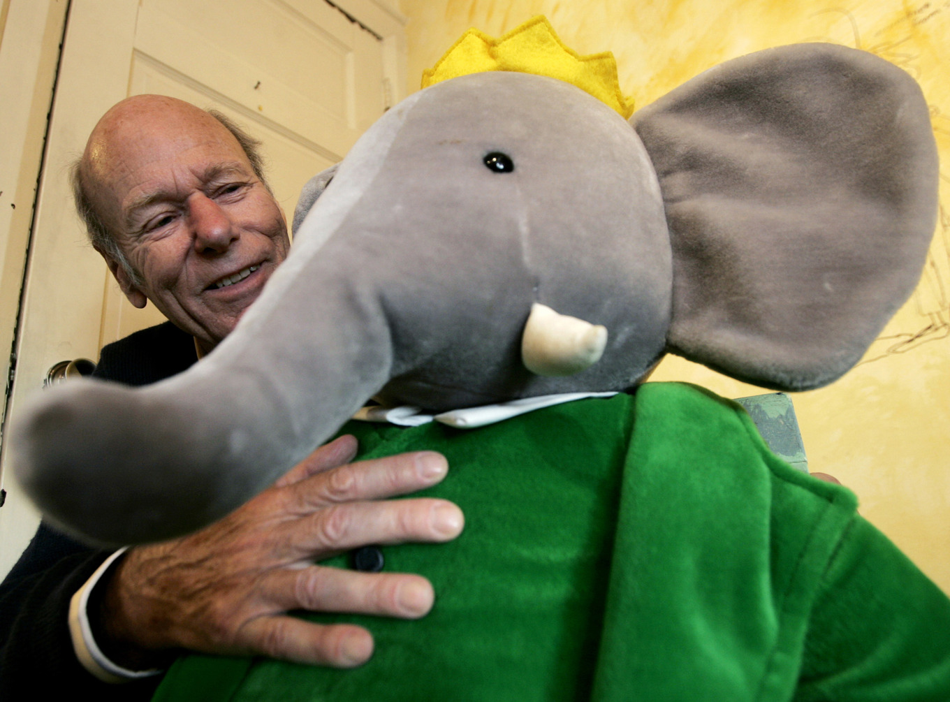 Laurent de Brunhoff, som skrev och illustrerade flera böcker om sagoelefanten Babar, blev 98 år. Arkivbild. Foto: Nathan Denette/AP/TT