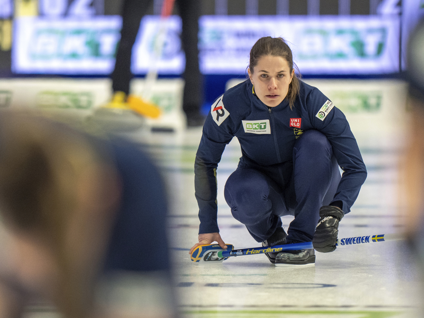 Skippern Anna Hasselborg och hennes lagkamrater åkte ut i kvartsfinal av curling-VM i Kanada. Foto: Frank Gunn/AP/TT