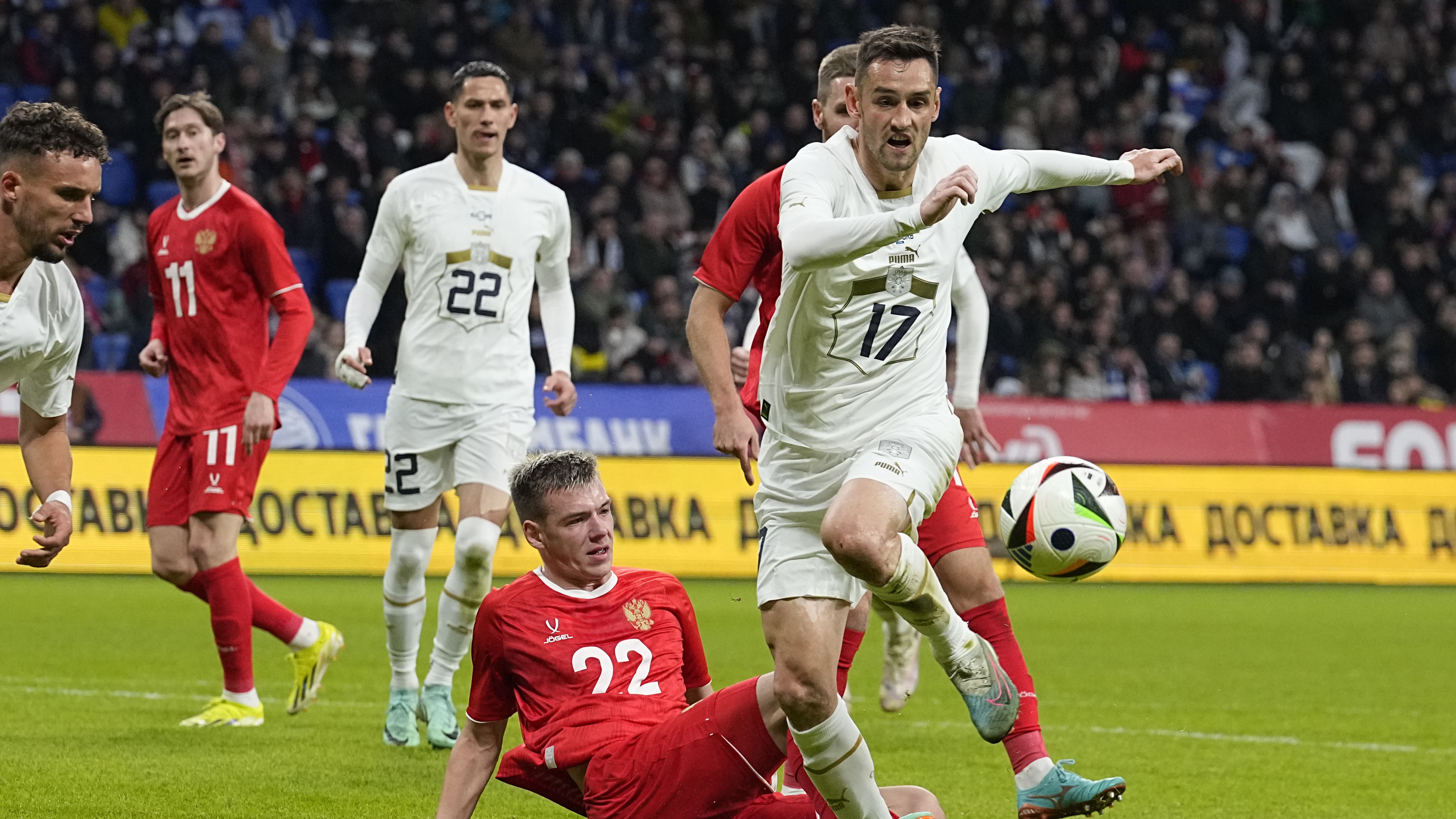 ysslands fotbollsherrar mötte i torsdags Serbien i Moskva, men måndagens träningsmatch mot Paraguay ställs in på grund av terrordådet i den ryska huvudstaden. Arkivbild. Foto: Alexander Zemlianichenko/AP/TT