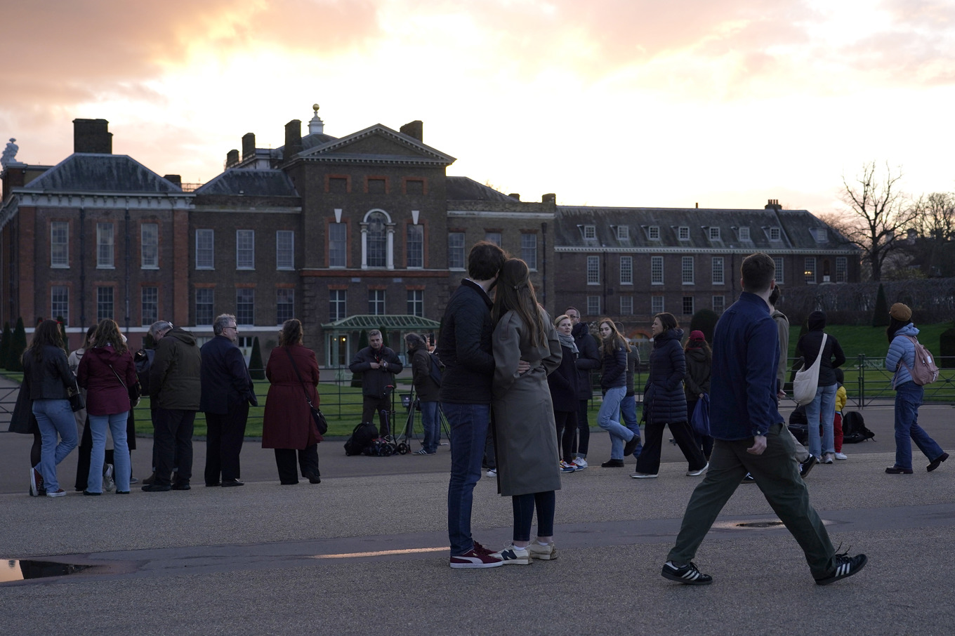Kensington Palace i London efter prinsessan Kates cancerbesked. Foto: Alberto Pezzali/AP/TT