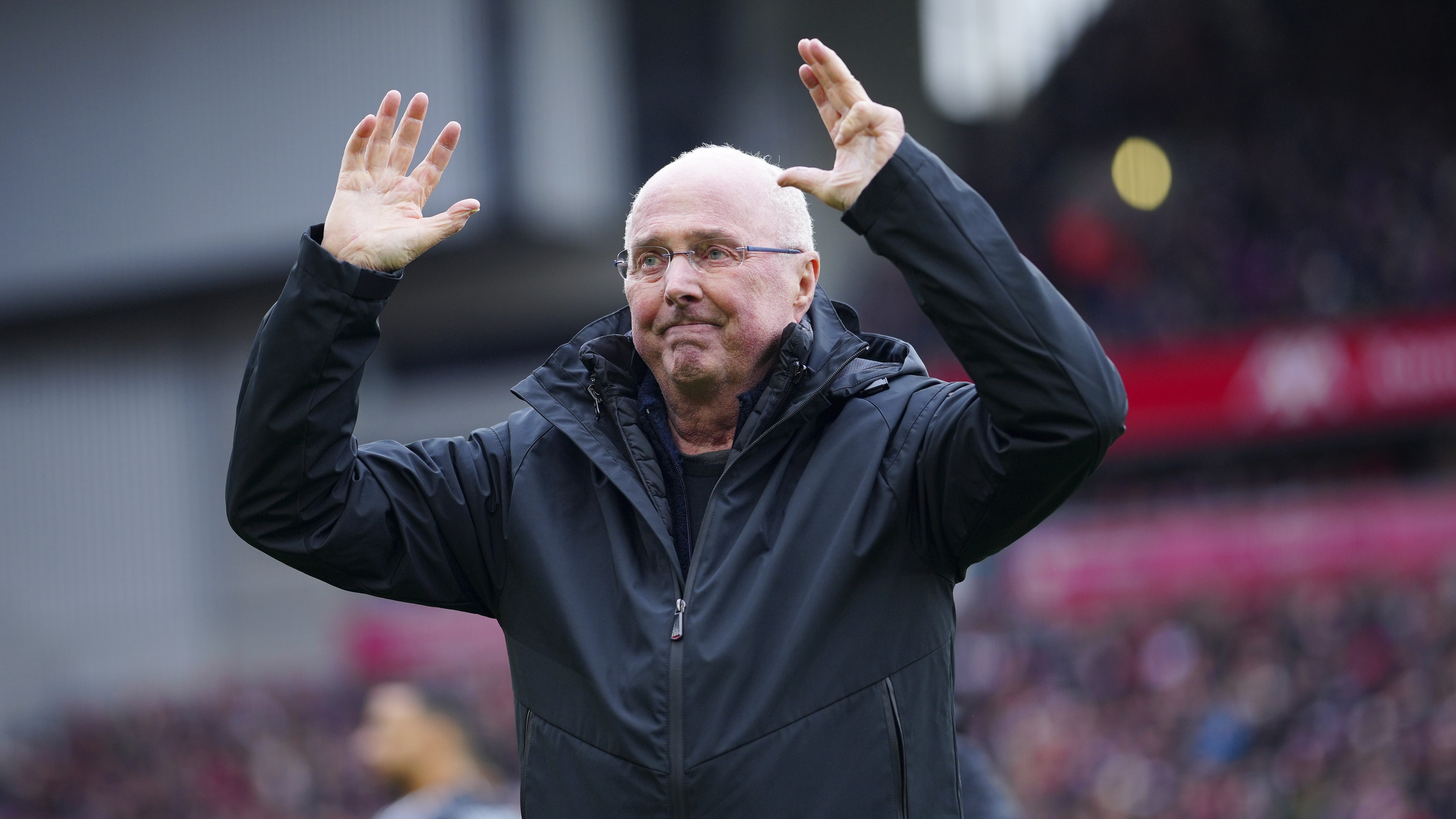En känslosam Sven-Göran Eriksson hyllas på Anfield i samband med legendarmatchen mellan Liverpool och Ajax. Foto: Jon Super/AP/TT