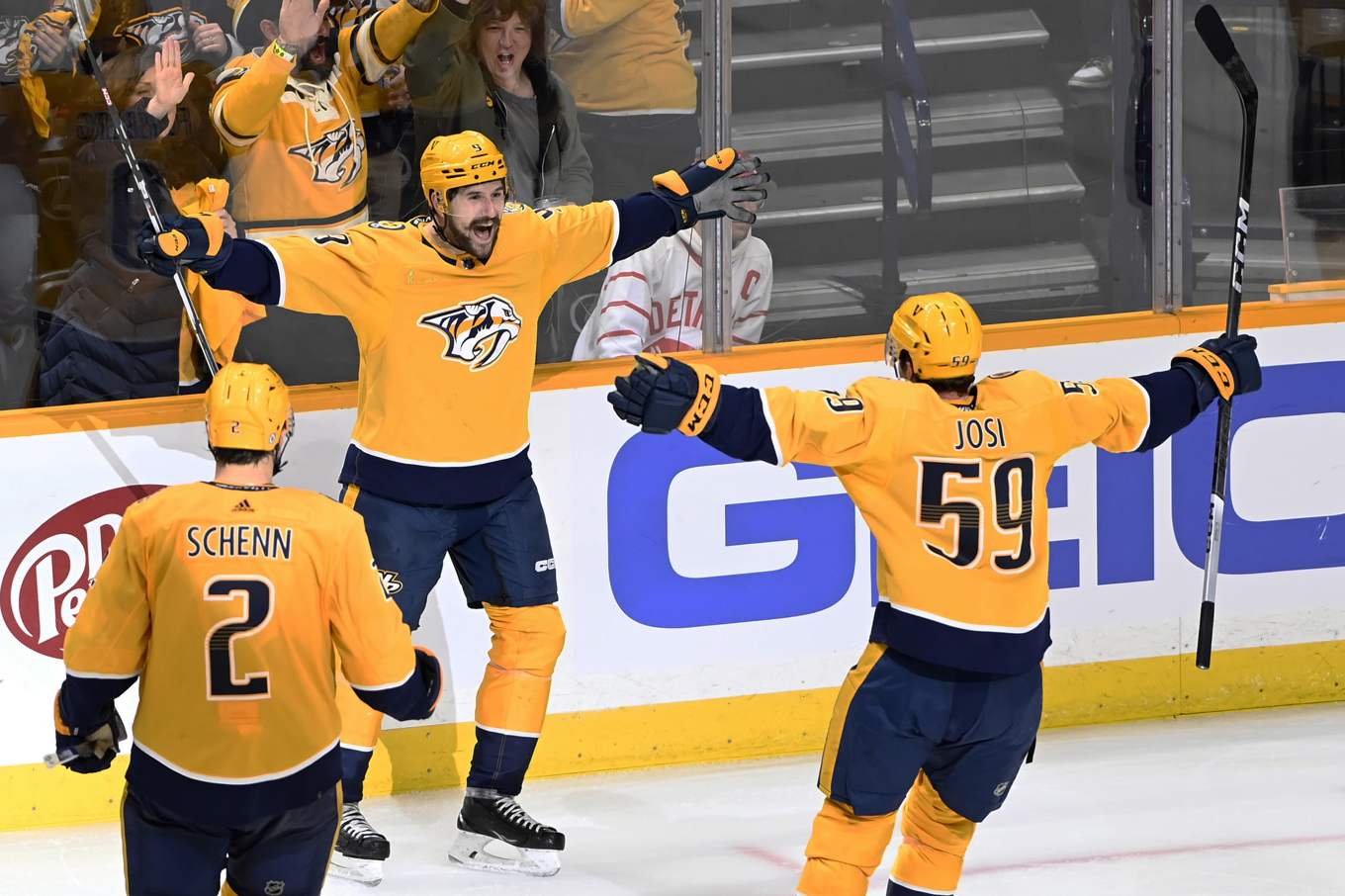 Nashvilles forward Filip Forsberg hade en helkväll i NHL-mötet med Detroit. Forsberg slogs och gjorde matchens enda mål när Nashville vann och förlängde en lång poängsvit. Foto: Mark Zaleski/AP/TT