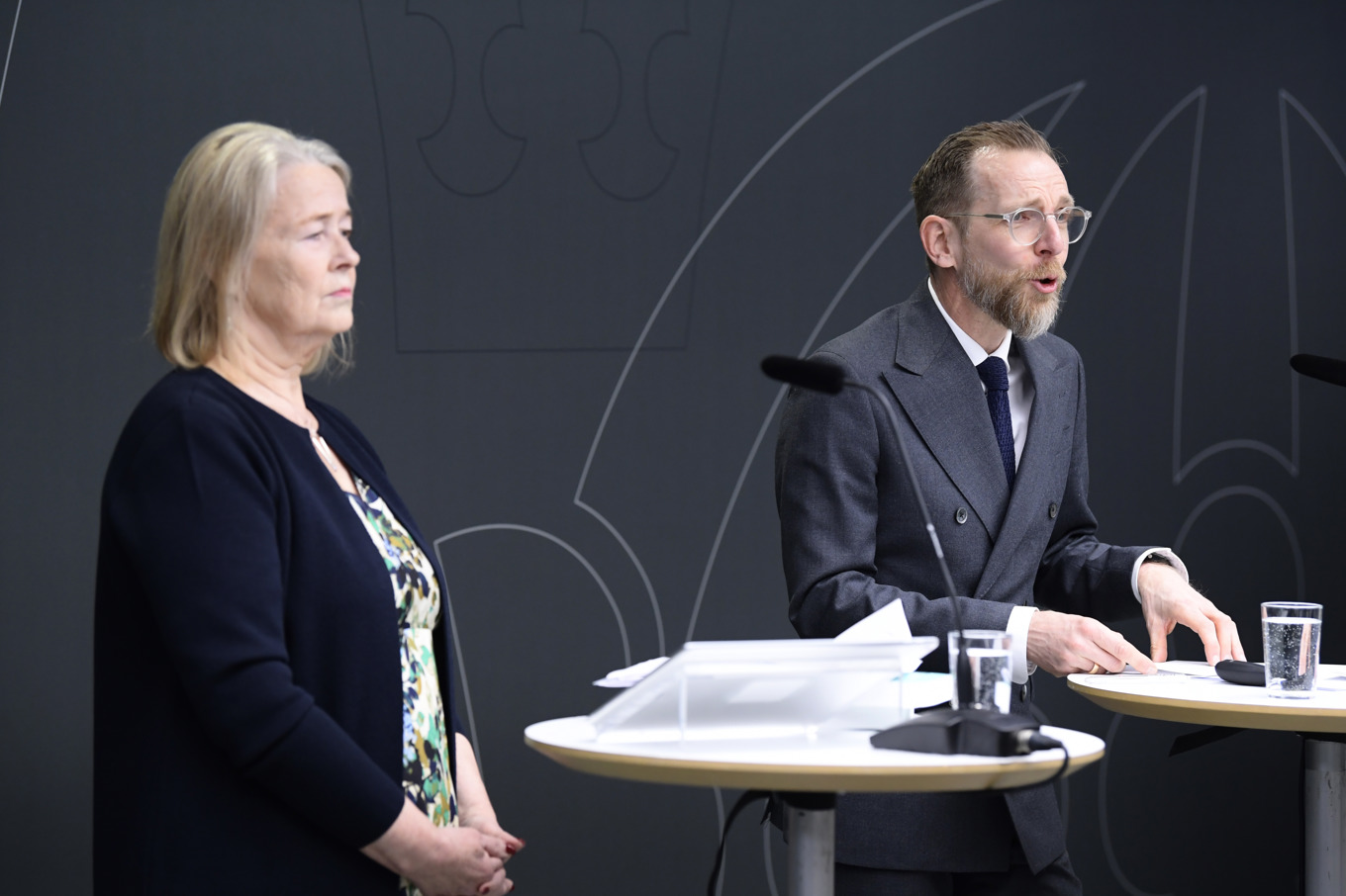 Socialministern Jakob Forssmed (KD) och särskilda utredaren Inga-Lill Askersjö (tv). Foto: Samuel Steén/TT