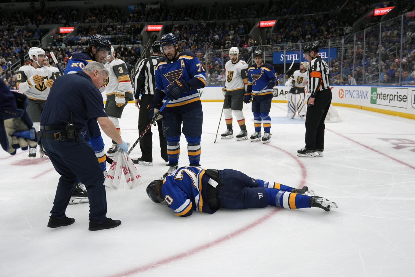 St Louis Oskar Sundqvist (70) lämnade isen efter en skada i andra perioden. Foto: Jeff Roberson/AP/TT