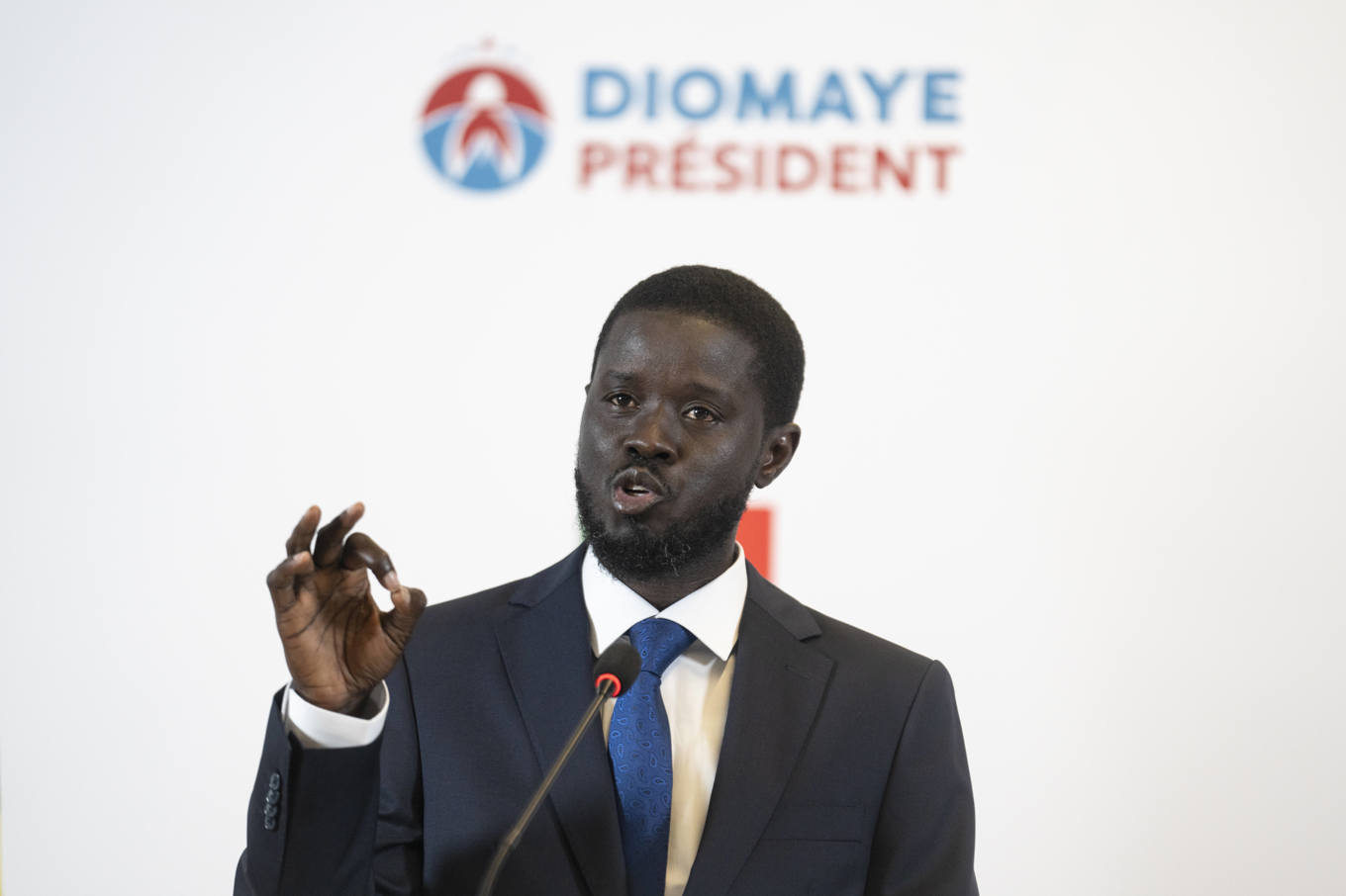 Bassirou Diomaye Faye höll en presskonferens i Dakar på måndagen. Foto: Mosa'ab Elshamy/AP/TT
