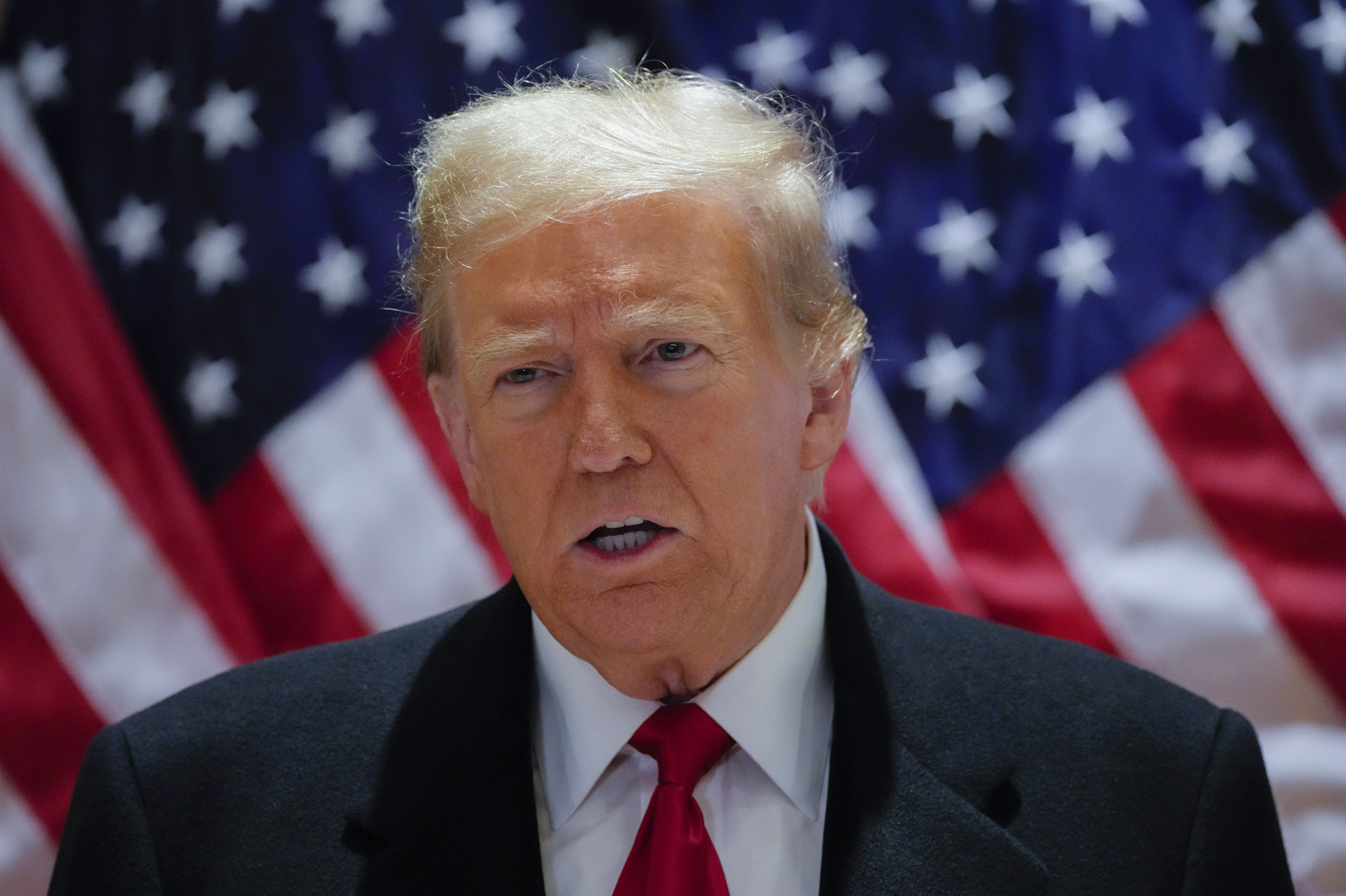 USA:s före detta president Donald Trump på en pressträff i samband med att datum för rättegångsstart meddelades under måndagen 25 mars. Foto: Frank Franklin/AP/TT