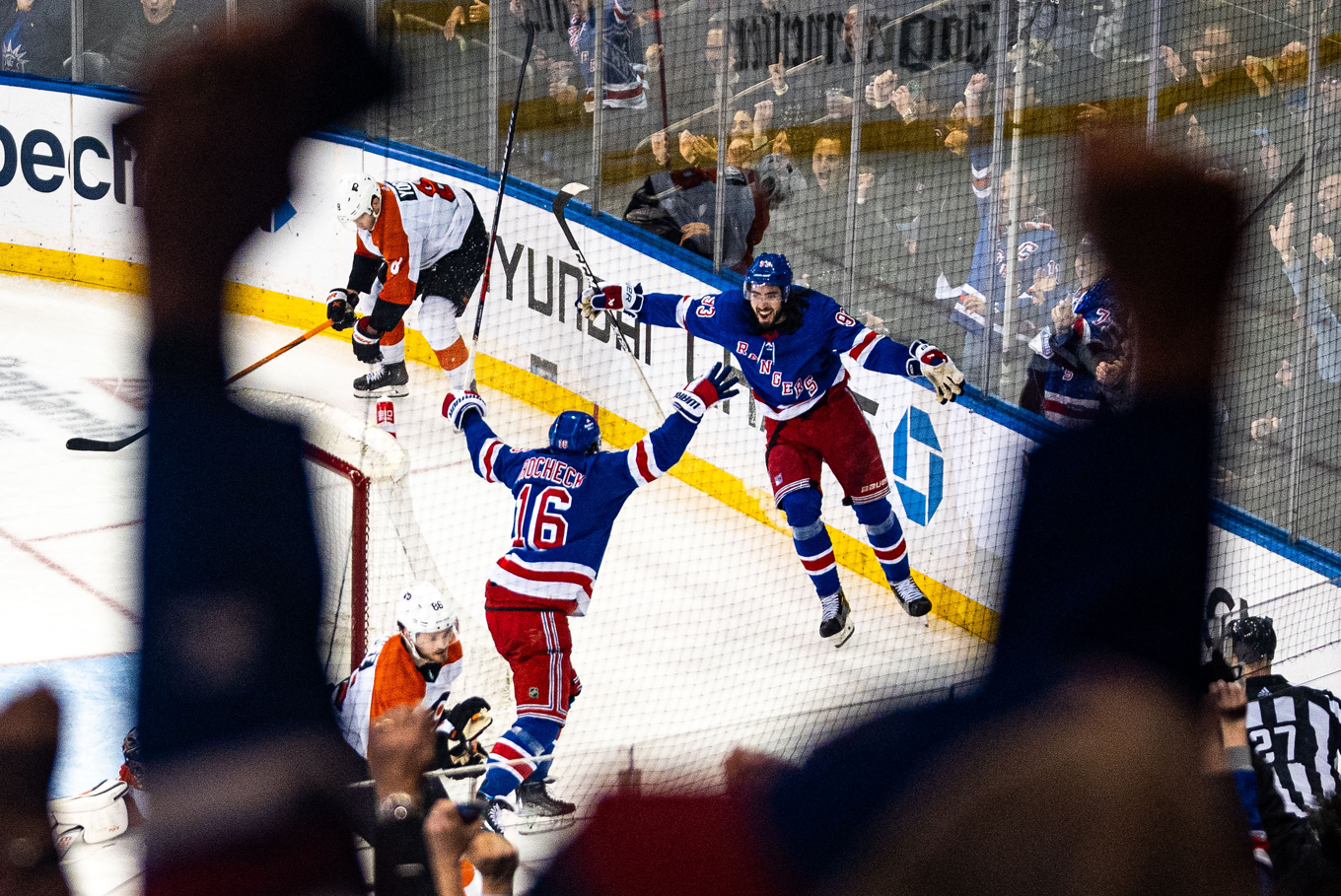New York Rangers Vincent Trocheck (16) och Mika Zibanejad firar efter Trocheks mål i 6–5-vinsten mot Philadelphia som innebär att Rangers är klara för Stanley Cup-slutspelet. Foto: Peter K. Afriyie/AP/TT