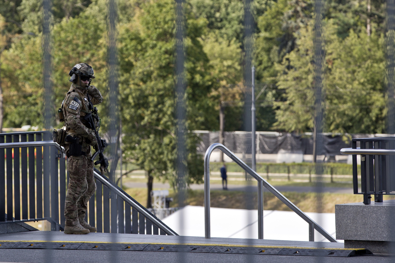 Polsk soldat vaktar en arena i Warszawa där ett NATO-möte hålls. Arkivbild. Foto: Visar Kryeziu/AP/TT