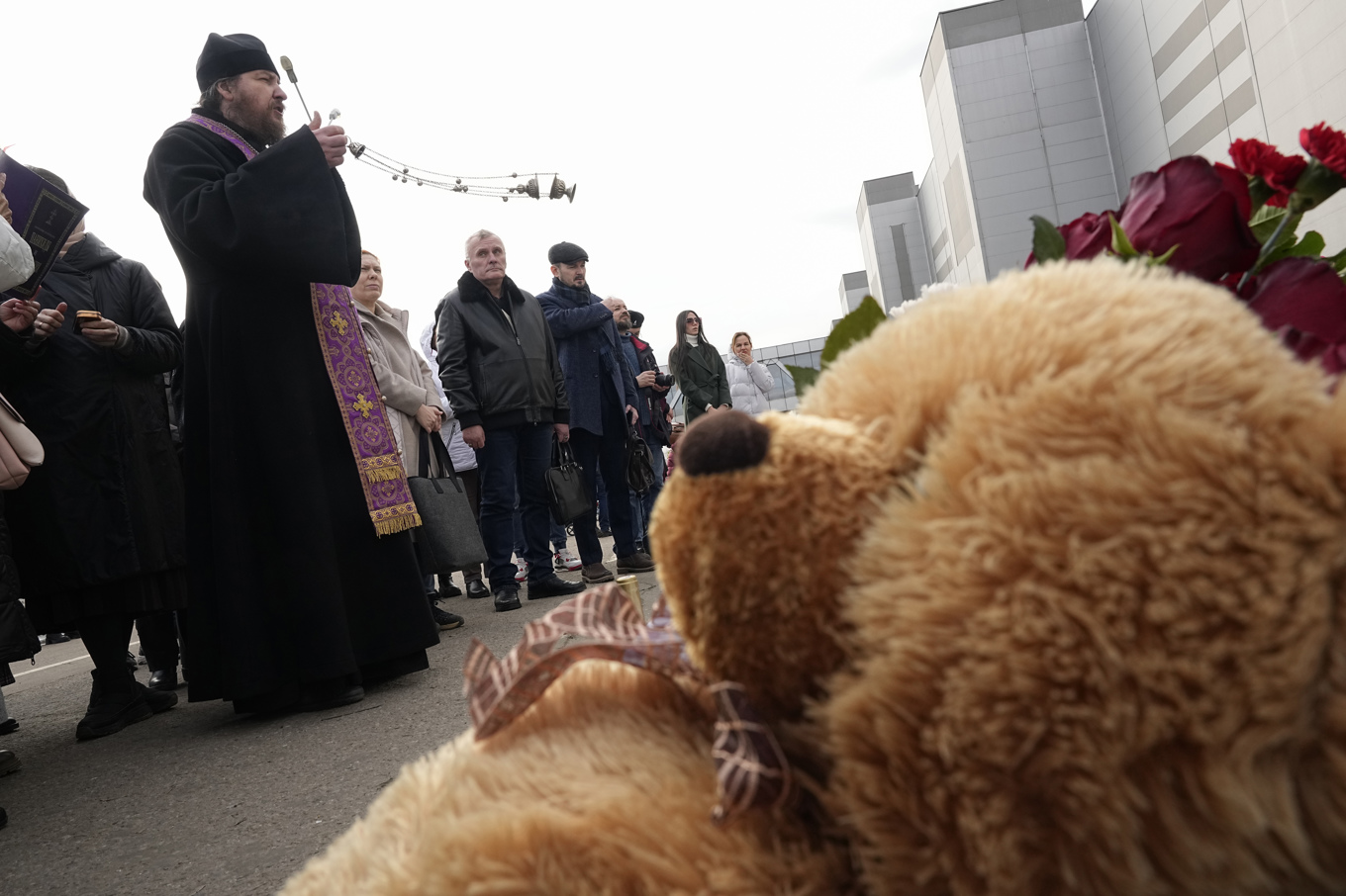 En ortodox präst höll en minnesstund utanför konserthallen i utkanten av Moskva, där terrordådet ägde rum i fredags. Arkivbild. Foto: Alexander Zemlianichenko/AP/TT