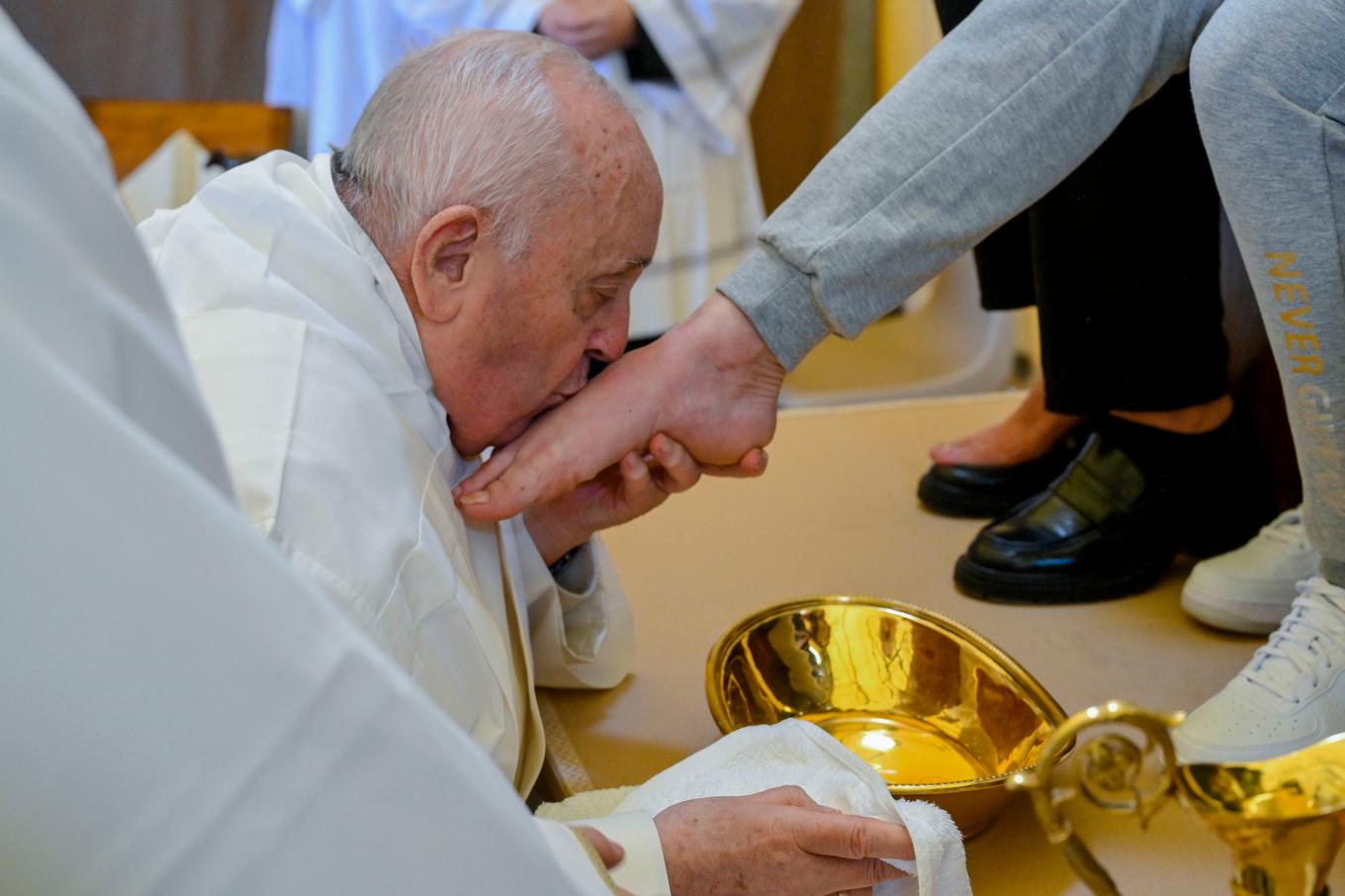 Påve Franciskus tvättade kvinnliga fångars fötter på skärtorsdagen. Bilden tagen av Vatikanens pressavdelning. Foto: Vatican Media via AP/TT