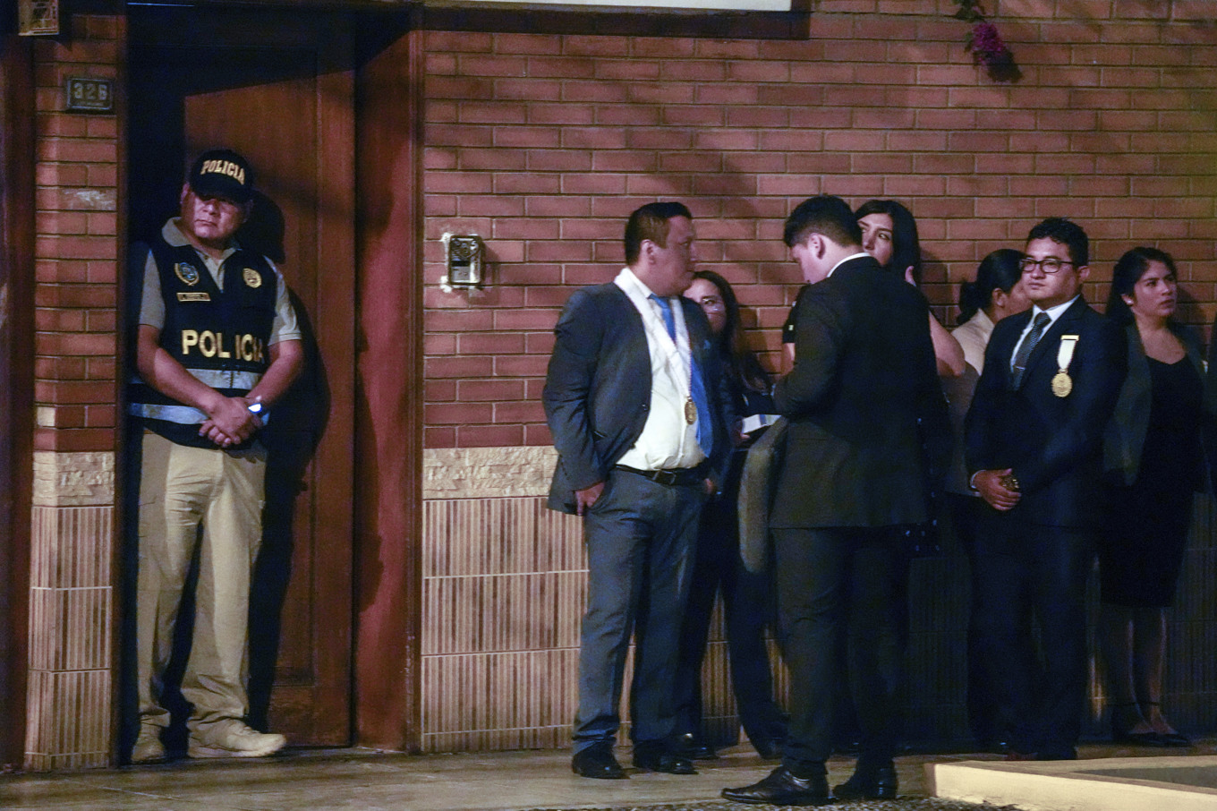 Polis och åklagare utanför president Dina Boluartes hus under räden. Foto: Martin Mejia/AP/TT