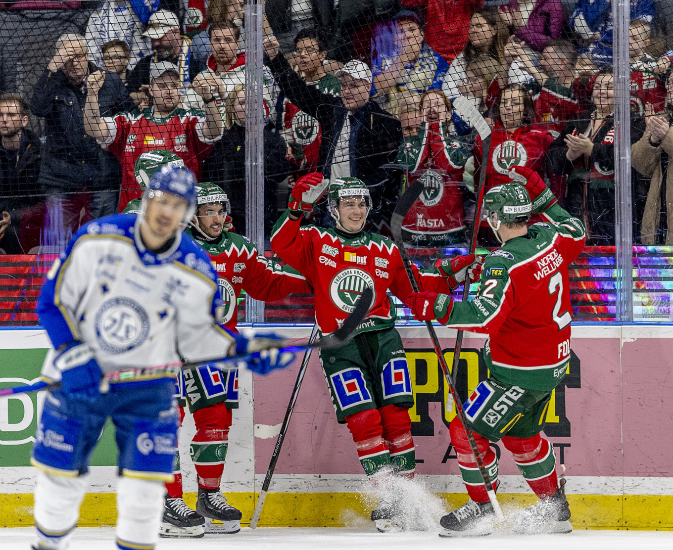 Frölundas tvåmålsskytt Jere Innala, i mitten, jublar efter sitt andra mål i segern över Leksand. Foto: Adam Ihse/TT