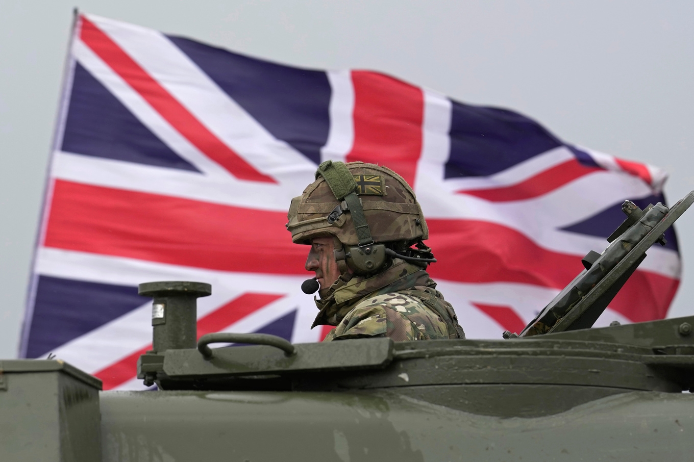 Även de brittiska soldater som kör stridsvagnar får nu bära skägg. Arkivbild. Foto: Kin Cheung/AP/TT