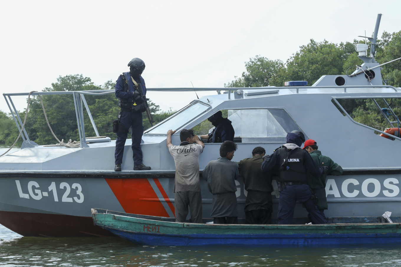 Kustbevakning i en insats mot misstänkta knarkligor. Bilden är från i torsdags. Foto: Cesar Munoz/AP/TT
