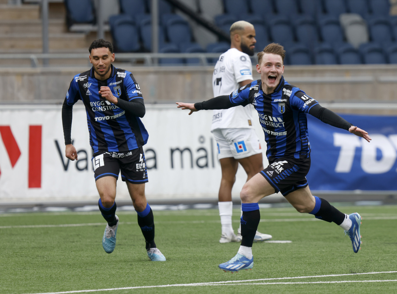 Noel Milleskog, höger, jublar efter klassmålet hemma mot Halmstad. Foto: Staffan Claesson/TT