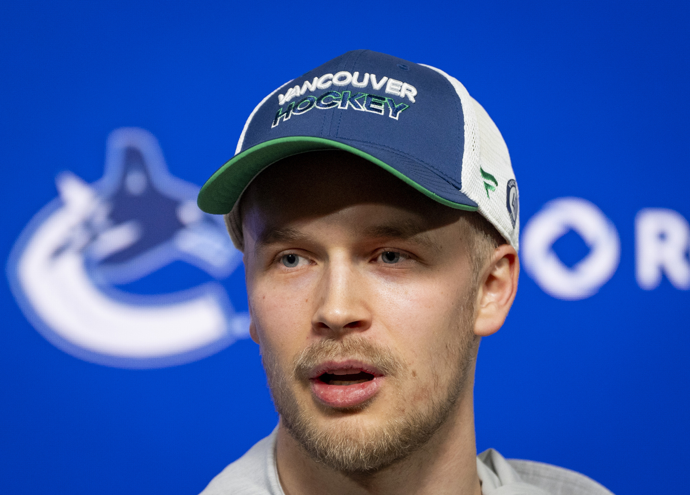 Vancouvers anfallsstjärna Elias Pettersson och hans tre svenska lagkamrater kan åtminstone drömma om den Stanley Cup-buckla laget aldrig fått åka hem med. I påskhelgen säkrade Vancouver en plats i slutspelet. Arkivbild. Foto: Ethan Cairns/AP/TT
