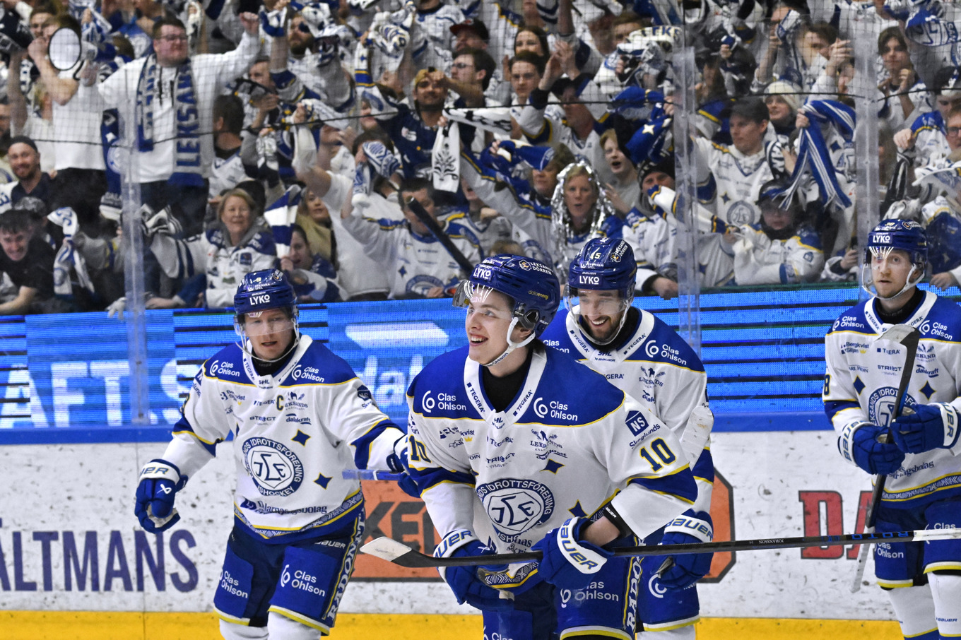 Leksandsjubel hemma mot Frölunda. Dalalaget vann med 5–2 och tvingade fram en sjunde och avgörande SM-kvartsfinal på onsdag i Göteborg. Foto: Ulf Palm/TT