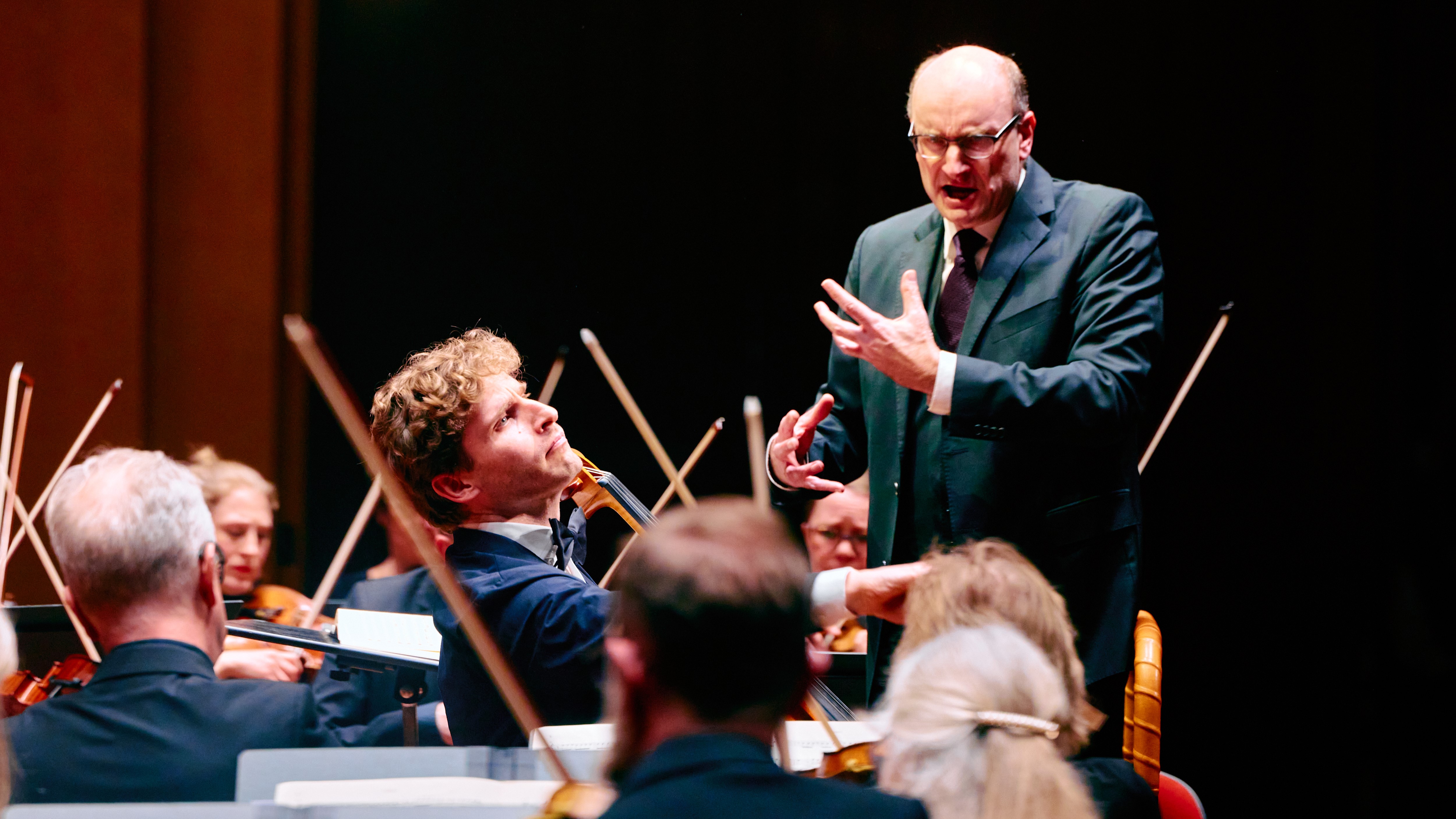 Haydns cellokonsert i C-dur tolkades friskt och poetiskt av Andreas Brantelid, Andrew Manze, och Svenska Kammarorkestern. Foto: Daniel Stigefelt