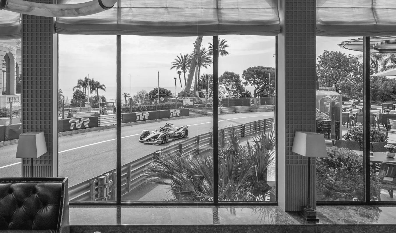 Första parkett från Le Bar Américain på Hôtel de Paris. Monaco har ju för närvarande en förare med i Formel 1, Charles Leclerc, som tävlar för Ferrari. En legendarisk landsman var Louis Chiron, som väl i dag är mest känd för att 1955 ha kommit sexa i Monacos GP. Han var då nästan 56 år gammal, vilket gör honom till den äldste föraren som har deltagit i ett F1-lopp. Bugatti Chiron är uppkallad efter monegasken. Foto: Monte Carlo Société des Bains de Mer