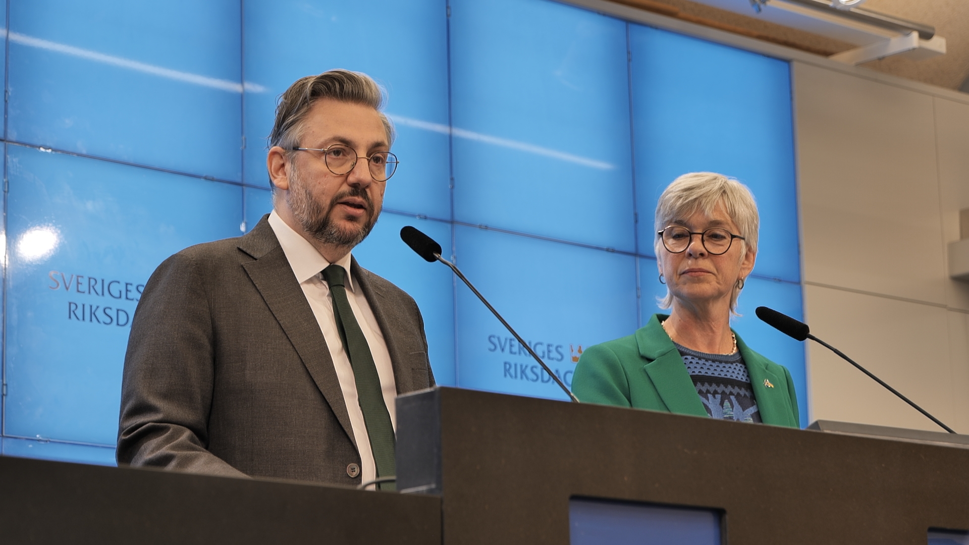 Centerpartiets ledare Muharrem Demirok och Ulrika Heie, ordförande i riksdagens trafikutskott. Foto: Marcus Strand