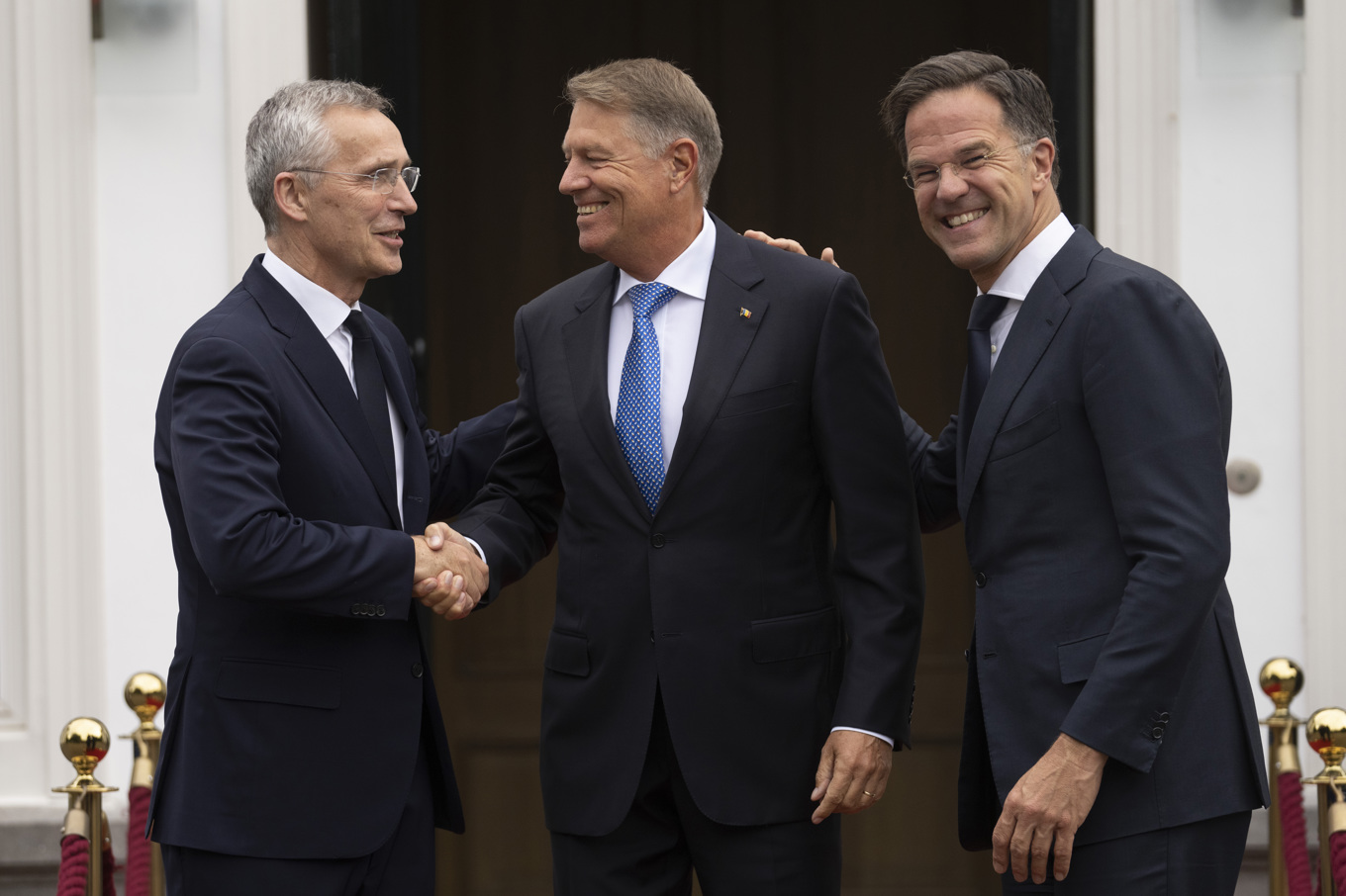 Glada miner när Natos generalsekreterare Jens Stoltenberg träffade Rumäniens president Klaus Iohannis och Nederländernas premiärminister Mark Rutte i Haag i somras. Nu kämpar de två sistnämnda om Stoltenbergs jobb. Arkivbild. Foto: Peter Dejong/AP/TT
