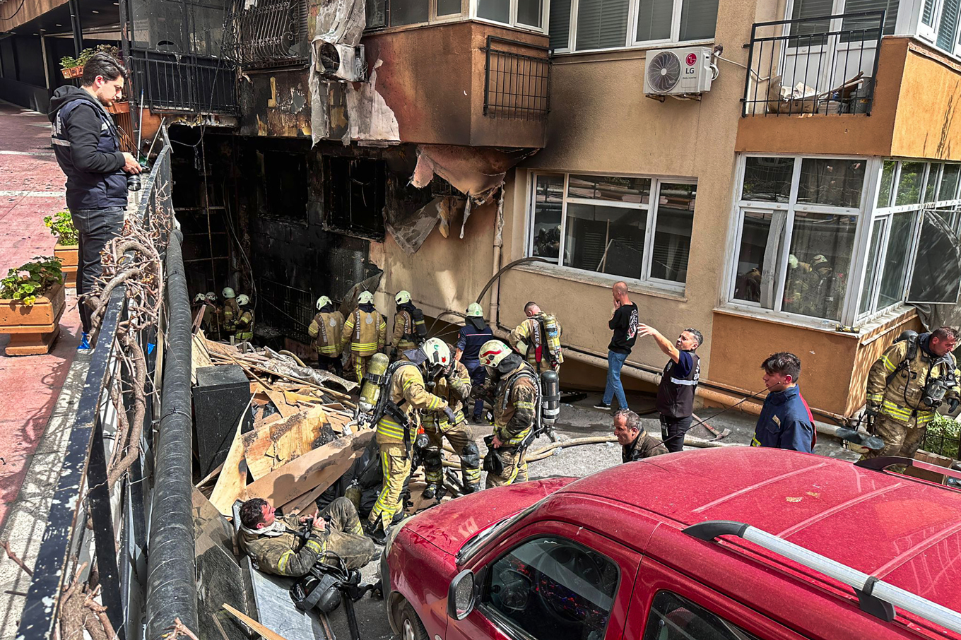 Trots att brandkåren snabbt var på plats tog det timmar att släcka elden. Foto: IHA/AP