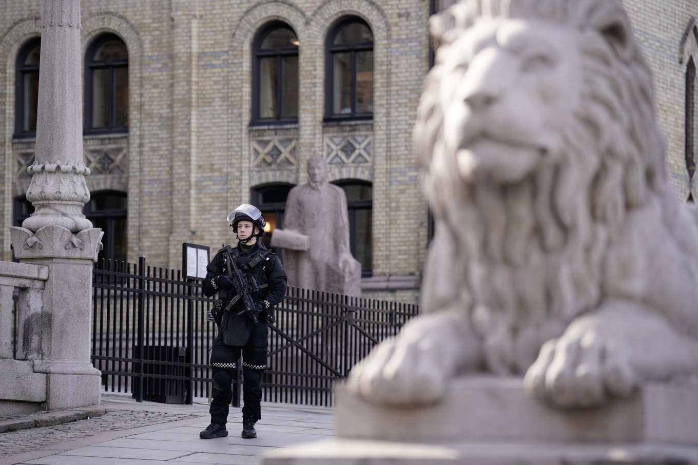 Beväpnad polis utanför stortinget. Alla in- och utgångar är stängda. Foto: Stian Lysberg Solum/NTB/TT