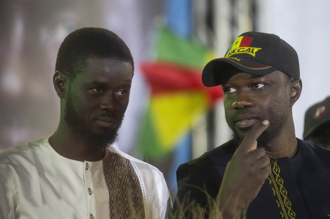 Bassirou Diomaye Faye och Ousmane Sonko under slutspurten av valrörelsen i mars. Arkivbild. Foto: Mosa'ab Elshamy/AP/TT