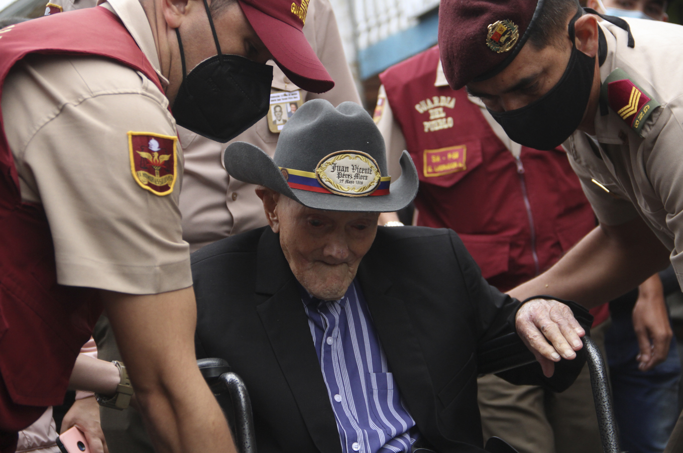 Nationalgardister bistår Juan Vicente Pérez Mora. Arkivbild. Foto: Gilberto Chacon/AP/TT