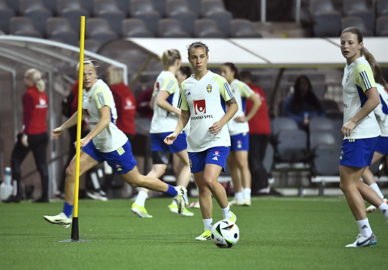 Julia Zigiotti Olme tar plats i Sveriges startelva i kvällens EM-kvalpremiär borta mot England. Arkivbild. Foto: Samuel Steén/TT