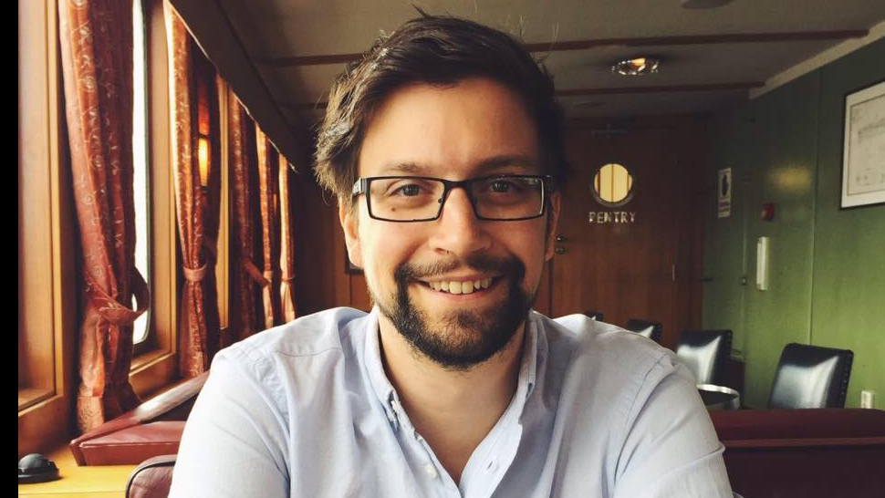 "Det här är vårt första spel och vi har funnits i tre år. Vi sitter i en liten källare på Södermalm (i Stockholm) och lever indielivet", säger regissören Filip Coulianos. Foto: Keepsake Games