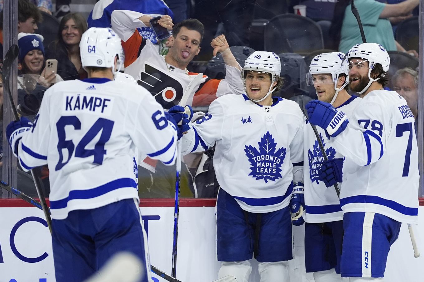 William Nylander, i mitten, och lagkamraterna i Toronto är klara för slutspel NHL-ishockeyn. Arkivbild. Foto: Matt Slocum/AP/TT