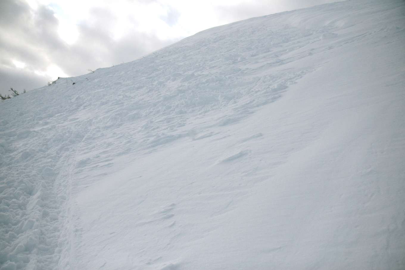 Lavinfaran ger farliga eller mycket farliga förhållanden i stora delar av fjällvärlden. Arkivbild. Foto: Mats Lennartson/TT