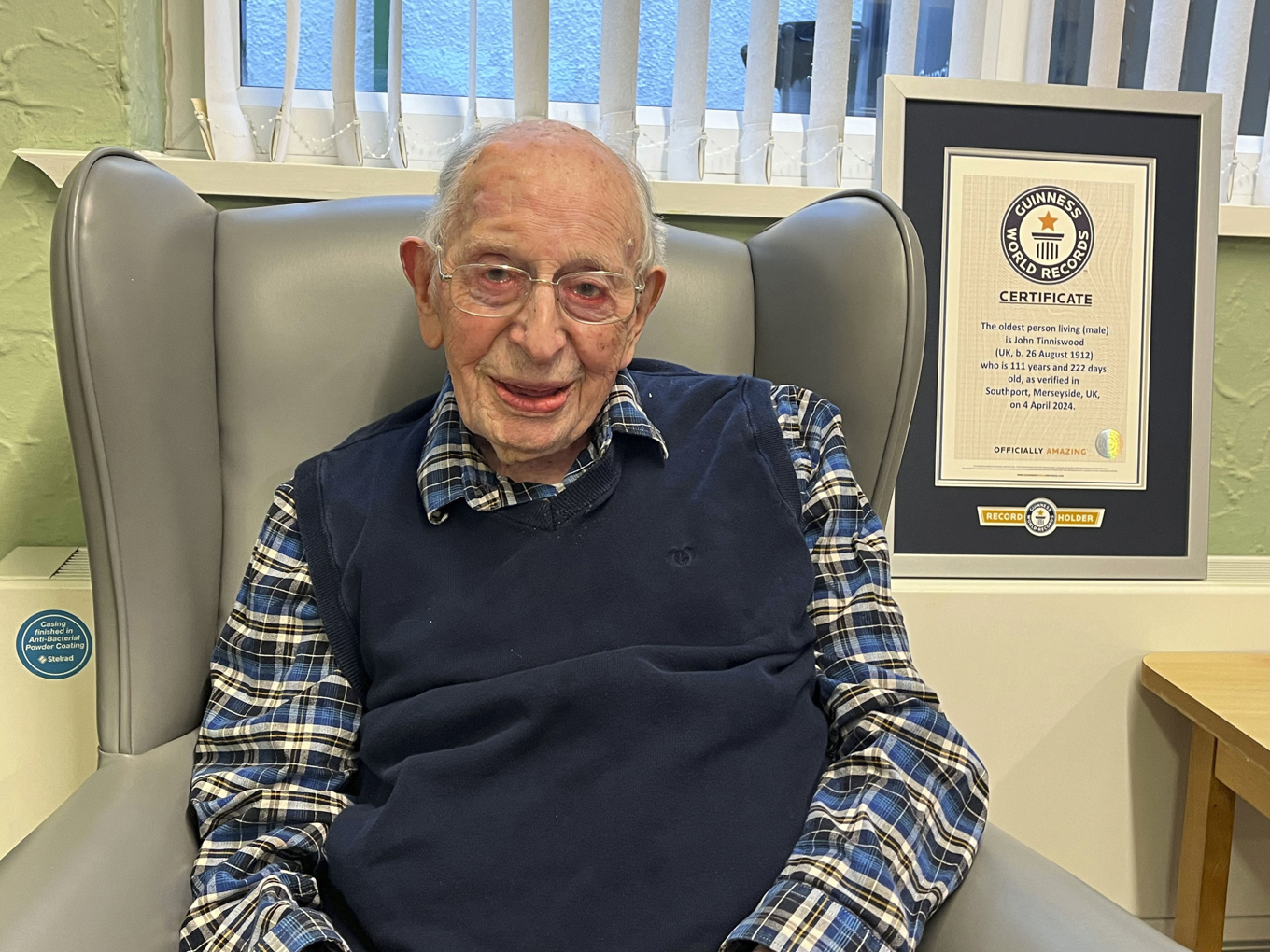 Britten John Alfred Tinniswood är numera världens äldste man. Foto: Guinness World Records/AP/TT