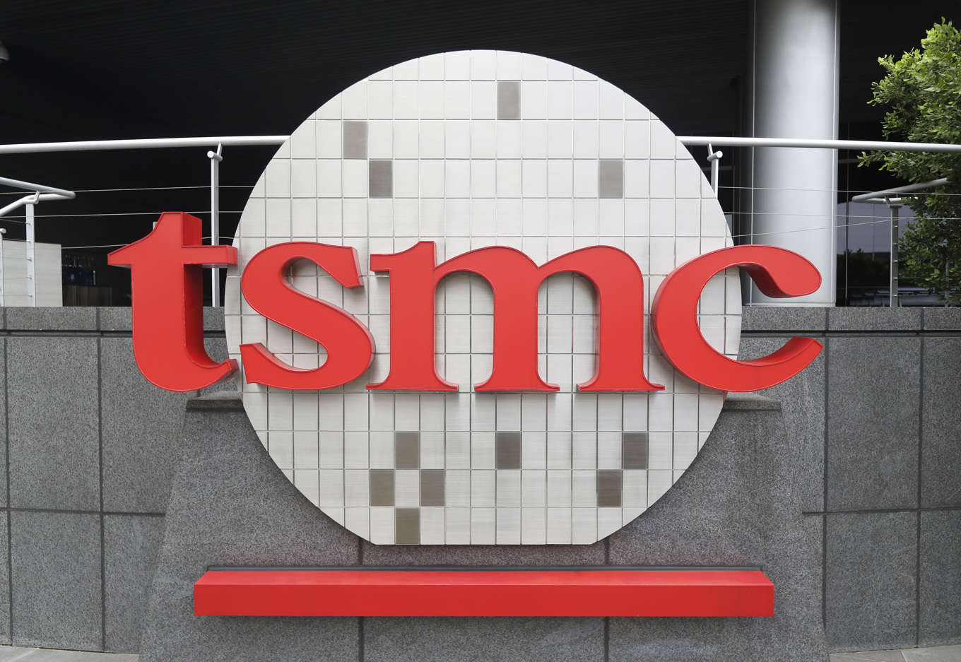 Taiwan Semiconductor Manufacturing Co (TSMC) från Taiwan har fått ett jättepaket med lån och stöd för att bygga fabriker i USA. Arkivbild. Foto: Chiang Ying-ying AP/TT