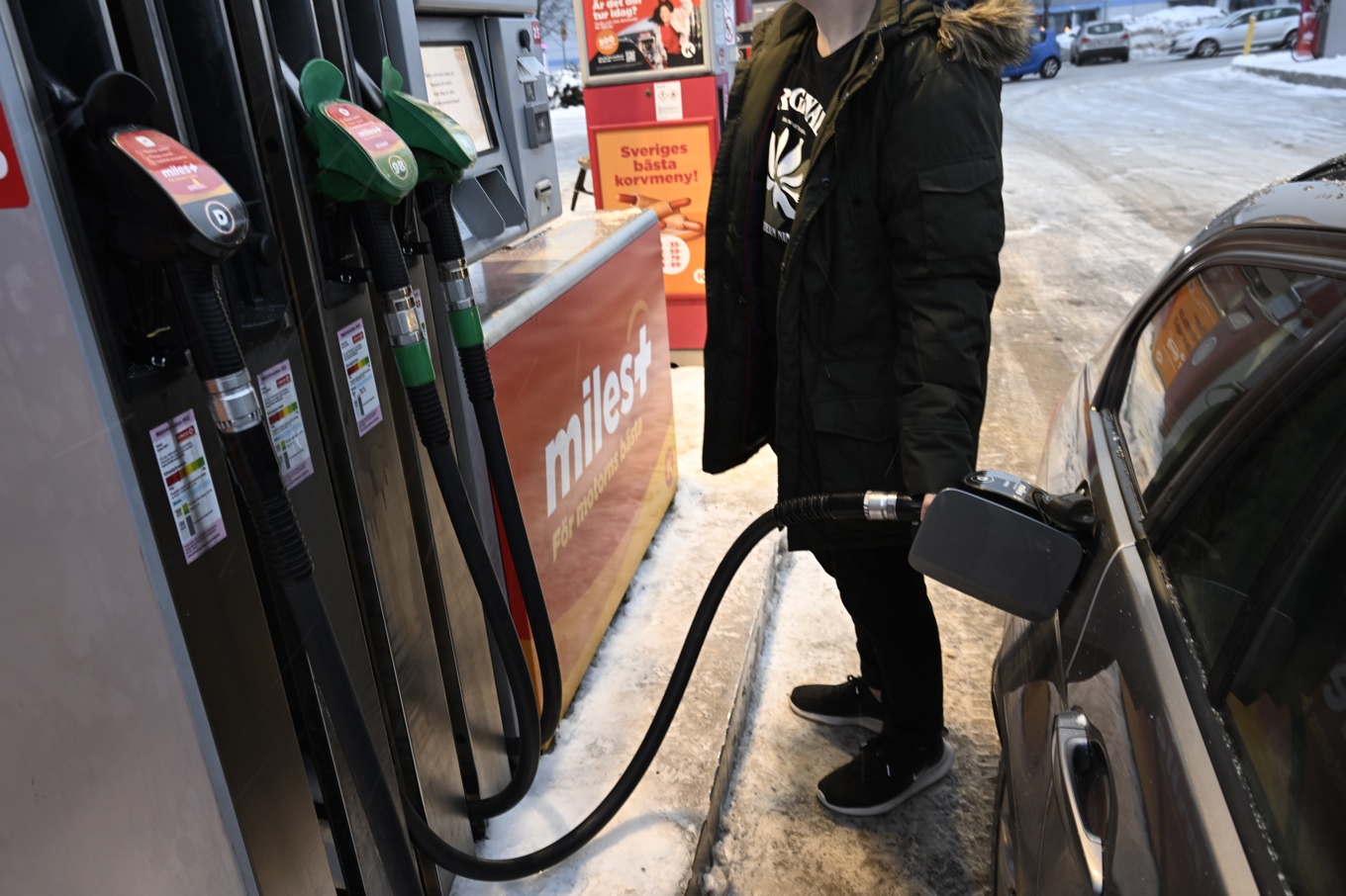 Nu är det billigare att fylla tanken. Arkivbild Foto: Fredrik Sandberg/TT