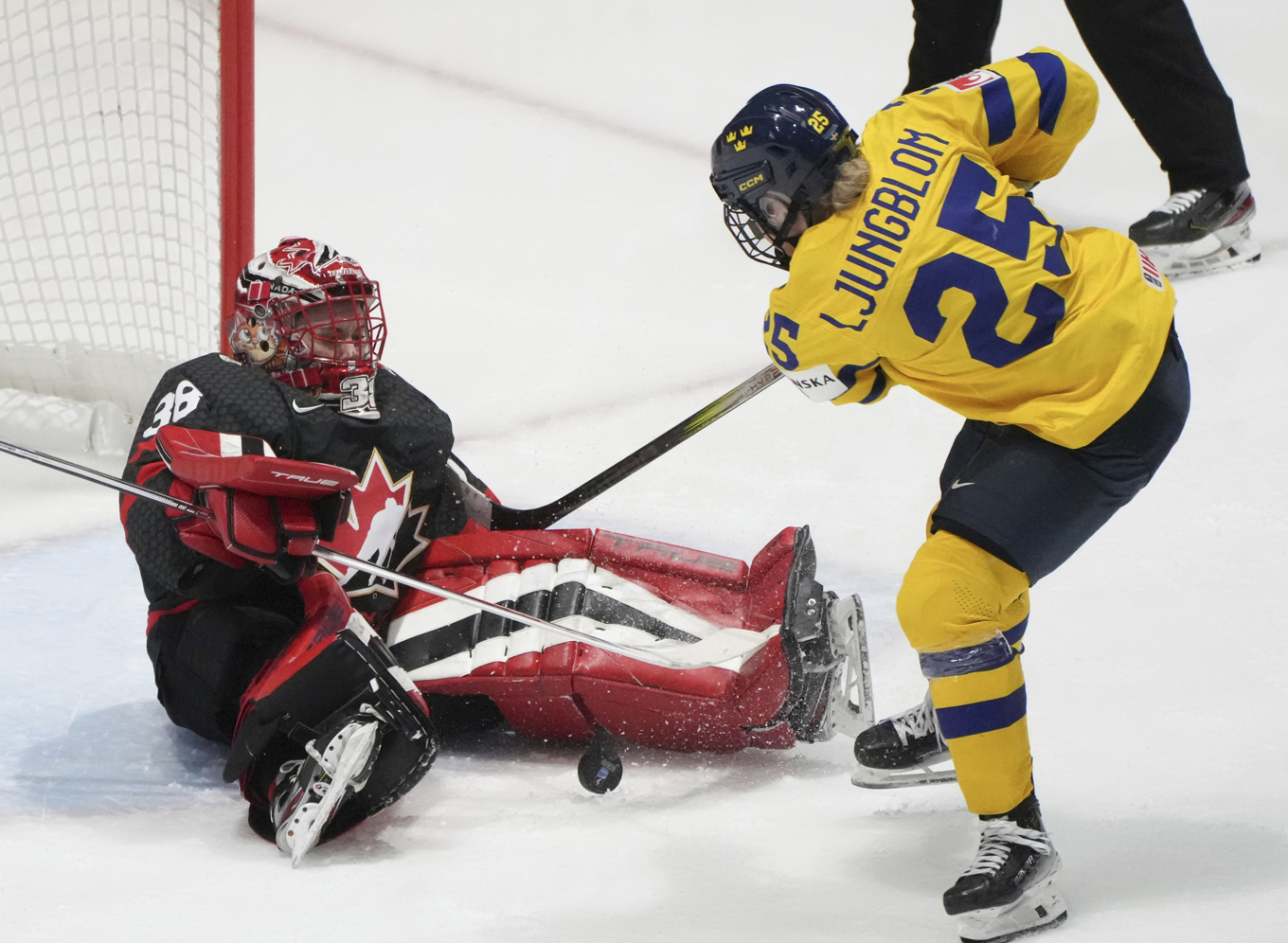 Lina Ljungblom fick pucken över mållinjen, men målet dömdes bort då domaren blåste av tidigt trots att målvakten inte hade kontroll över pucken. Foto: Christinne Muschi/AP/TT