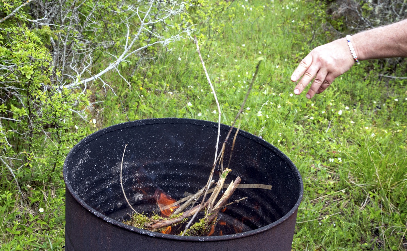 Att elda upp löv och grenar i trädgården är inte längre tillåtet, om inte kommunen beviljat undantag. Arkivbild. Foto: Martina Holmberg/TT