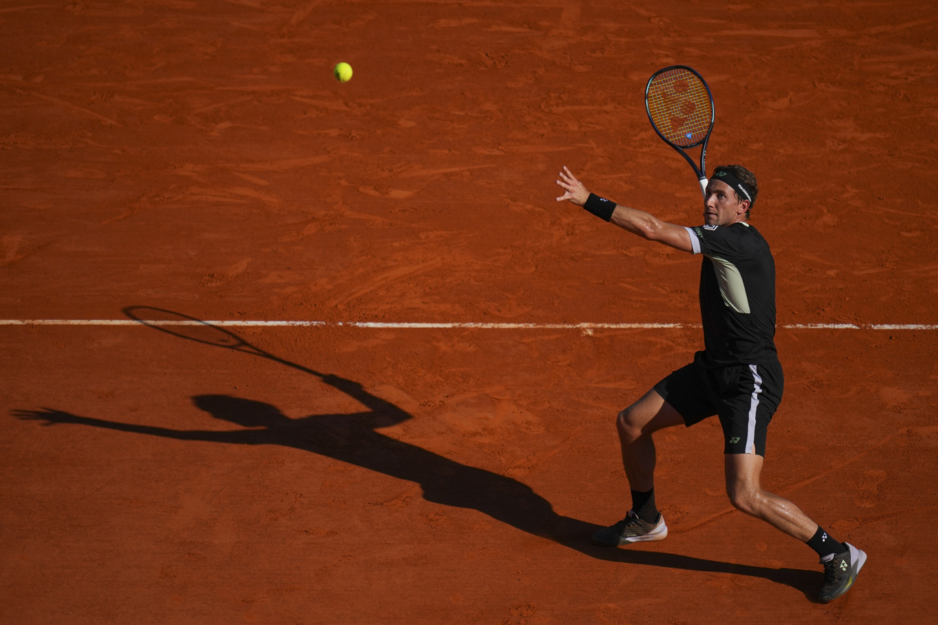 Casper Ruud skrällvann över Novak Djokovic i Monte Carlo. Foto: Daniel Cole/AP/TT