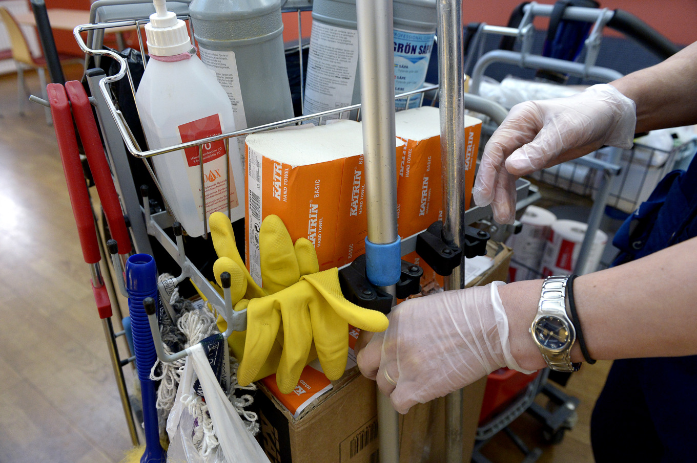 Kommunstyrelsens ordförande i Östhammar har beslutat att kommunpolitiker tar över städningen om en strejk bryter ut. Arkivbild. Foto: Janerik Henriksson / TT