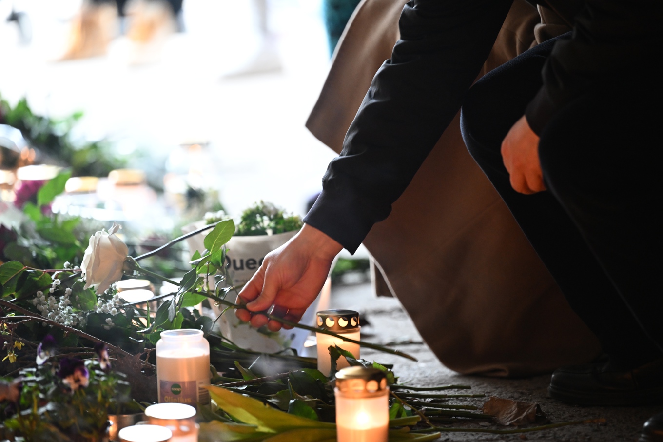På lördagen hölls en minnesstund i Skärholmen centrum för den man som sköts ihjäl i en gångtunnel några dagar tidigare. Foto: Fredrik Sandberg/TT