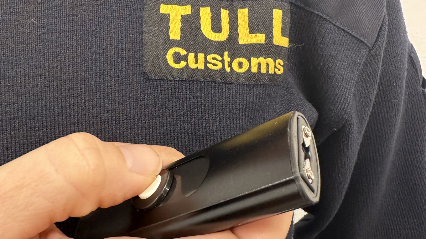 Ett av de 87 olagliga elchockvapen som upptäcktes i en försändelse från Tyskland. Foto: Tullverket