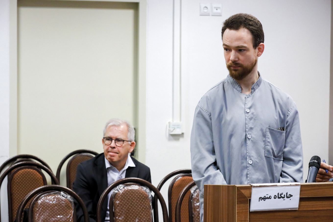 Spionanklagade Johan Floderus i revolutionsdomstolen i Iran den 10 december 2023. Med honom var Lars Ronnås från svenska ambassaden i Teheran. Arkivbild. Foto: Hossein Yarahmad/Mizan news agency via AP/TT