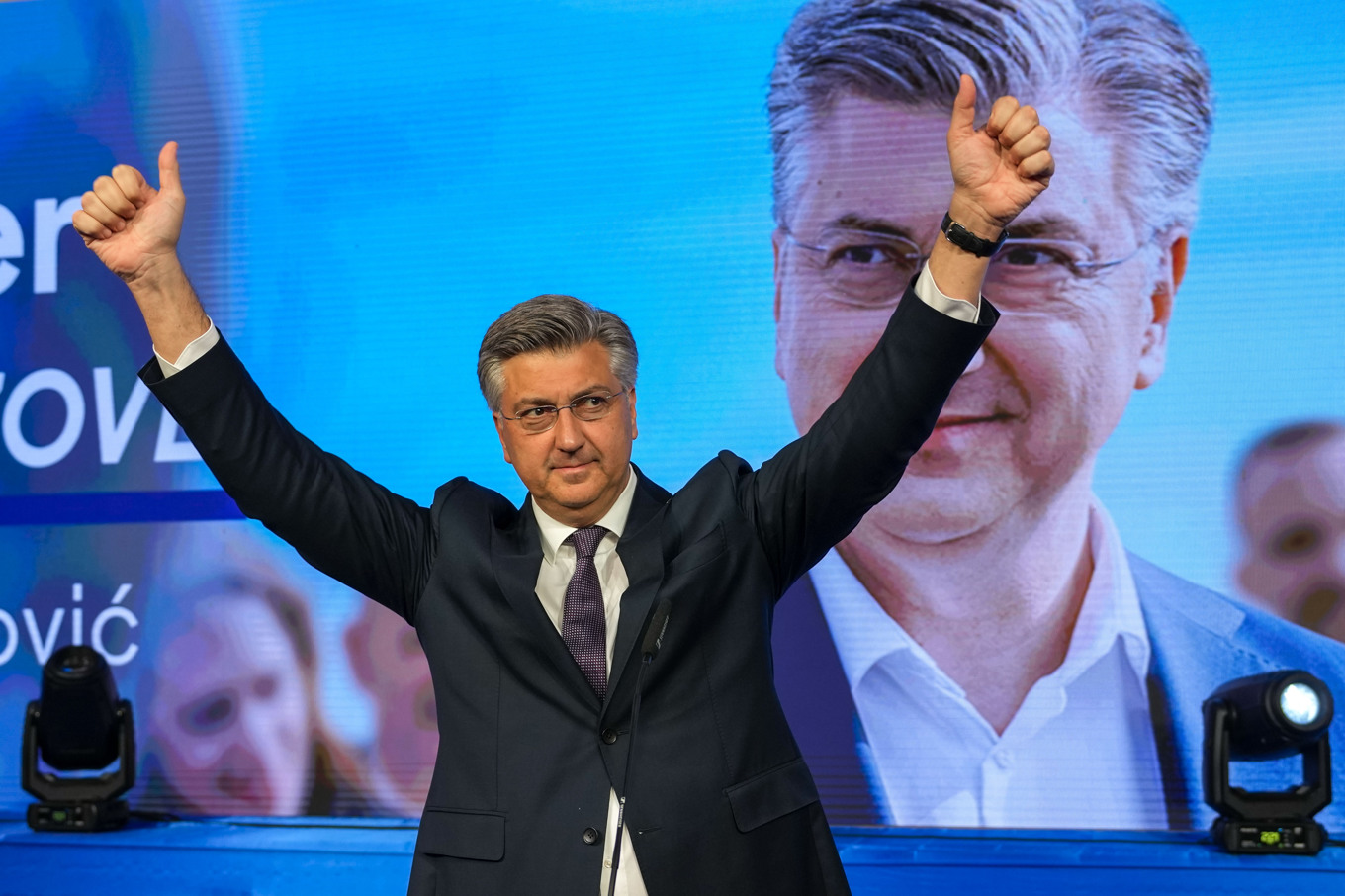 Andrej Plenkovic efter att han utropat seger natten mot torsdag. Foto: Darko Vojinovic/AP/TT