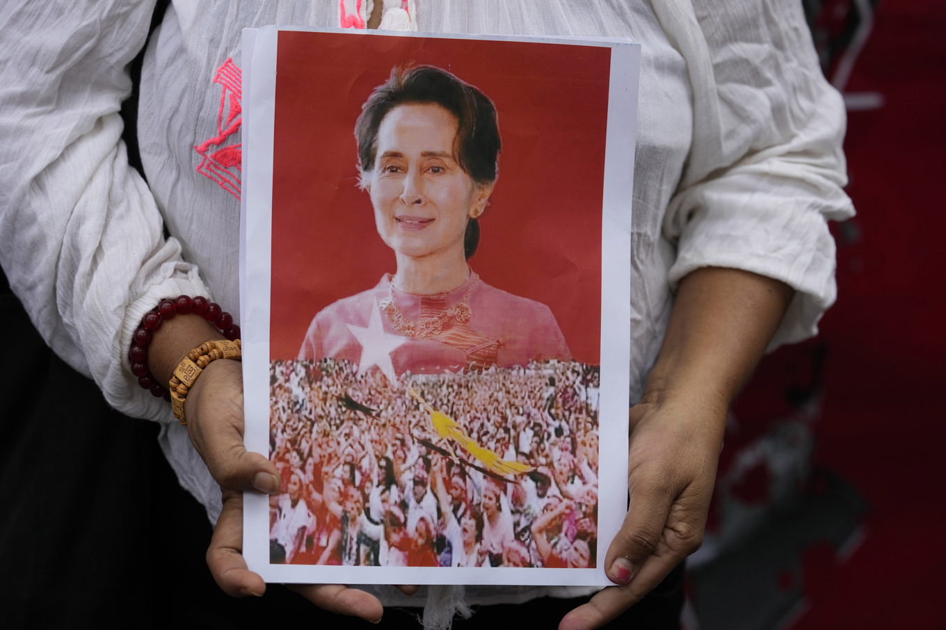 En anhängare håller upp en bild föreställande Aung San Suu Kyi. Arkivbild. Foto: Sakchai Lalit/AP/TT