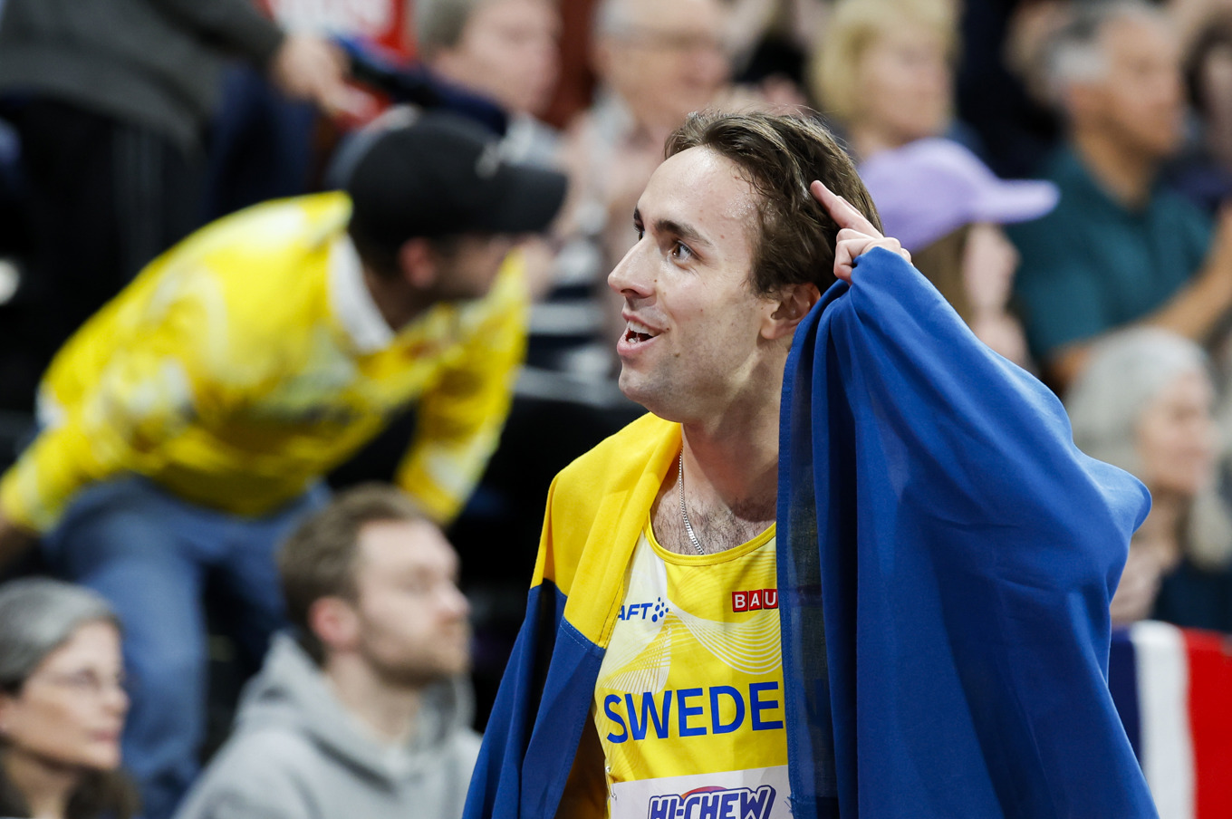 Andreas Kramer firar sitt silver på 800 meter på inomhus-VM i Glasgow i mars. Nu får han klartecken för att springa OS i Paris. Arkivbild. Foto: Christine Olsson/TT